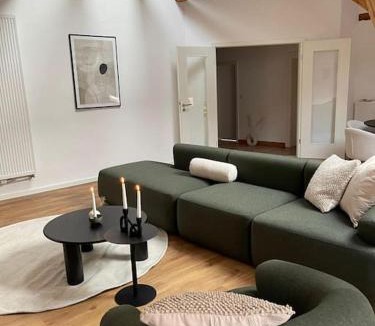 Uerzig Apartment | Mosel-Charm - Urige Dachgeschosswohnung für 6 Personen - 3 Schlafzimmer, Fahrradkeller & Gratis WLAN - BG Living & Hosting