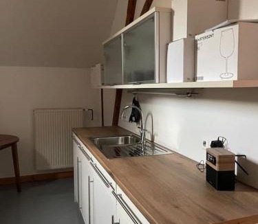 Uerzig Apartment | Mosel-Charm - Urige Dachgeschosswohnung für 6 Personen - 3 Schlafzimmer, Fahrradkeller & Gratis WLAN - BG Living & Hosting