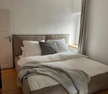 Uerzig Apartment | Mosel-Charm - Urige Dachgeschosswohnung für 6 Personen - 3 Schlafzimmer, Fahrradkeller & Gratis WLAN - BG Living & Hosting
