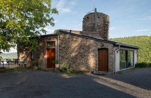 Klotten Apartment | Mosel Panorama Studio auf Burg Coraidelstein
