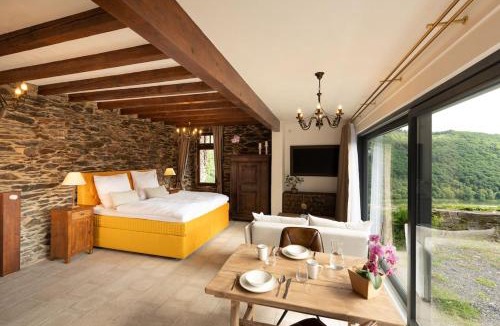 Klotten Apartment | Mosel Panorama Studio auf Burg Coraidelstein