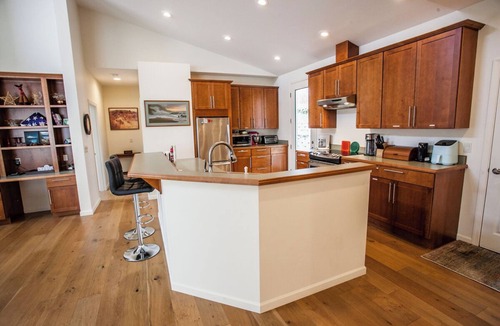 Mosier House | Mosier River View- 2 Bedrooms, 1.5 Bathrooms - Sweeping Panoramas