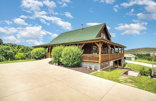 Williamstown Cabin | Most charming cabin blended with rustic warmth & modern comfort in williamstown