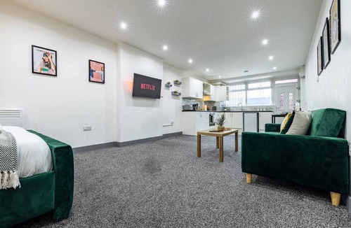 Rowley Regis Apartment | Mostly Booked! Apartment Studio SmartTv Parking