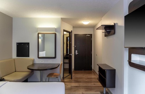 Airdrie Hotel | Motel 6 Airdrie
