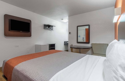 Oleander - Sunset Hotel | Motel 6 Bakersfield, CA - Central