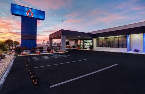 Burlington Hotel | Motel 6 Burlington
