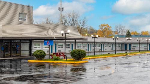 Cornwall Hotel | Motel 6 Cornwall Hwy 401 ON