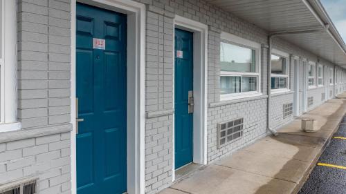 Cornwall Hotel | Motel 6 Cornwall Hwy 401 ON