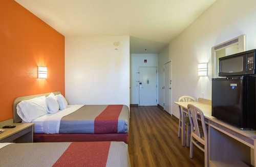 Dale Hotel | Motel 6 Dale, IN
