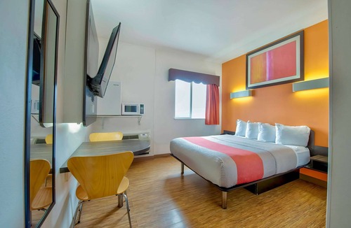 Eagle Pass Hotel | Motel 6 Eagle Pass, TX - Lakeside