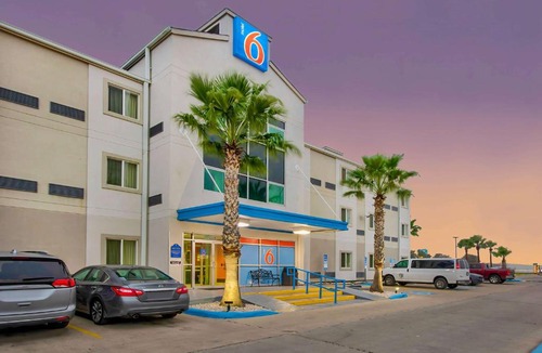 Eagle Pass Hotel | Motel 6-Eagle Pass, TX - Lakeside