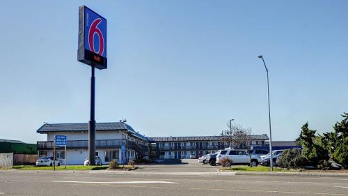 Eureka Hotel | Motel 6-Eureka, CA Redwood Coast