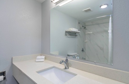 Franklin Hotel | Motel 6 Franklin, OH