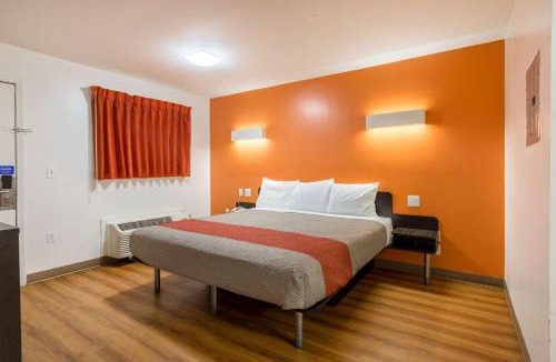 Wade Hampton Hotel | Motel 6-Greenville, SC