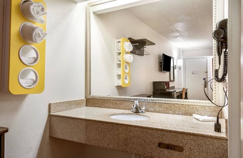 Grove City Hotel | Motel 6 Grove City, OH