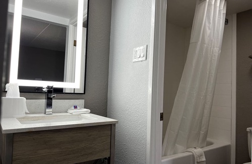 Hazelwood Hotel | Motel 6 Hazelwood, MO