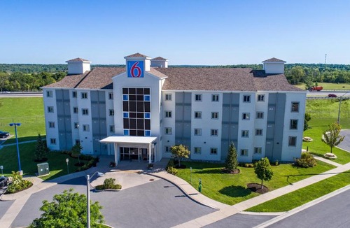 Kingston Hotel | Motel 6-Kingston, ON