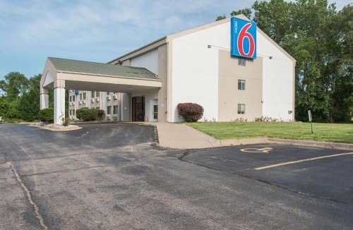 Lawrence Hotel | Motel 6-Lawrence, KS