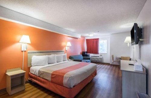Lawrence Hotel | Motel 6-Lawrence, KS