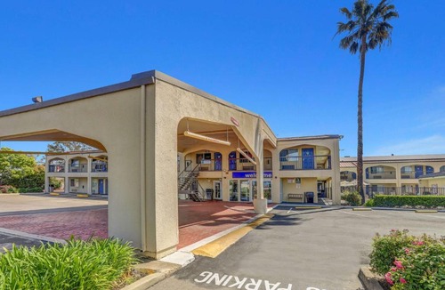 Lodi Hotel | Motel 6-Lodi, CA