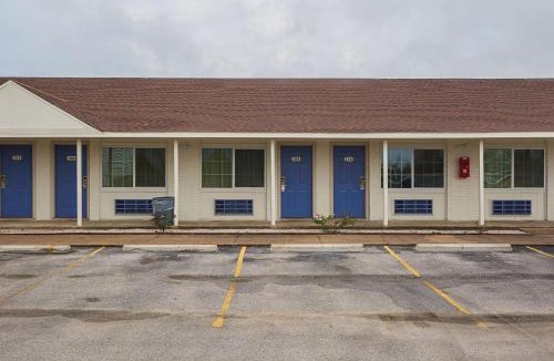 Madisonville Hotel | Motel 6-Madisonville, TX