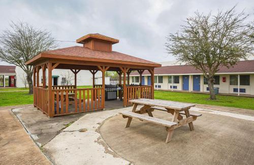 Madisonville Hotel | Motel 6-Madisonville, TX