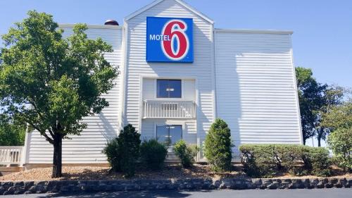 Maryland Heights Hotel | Motel 6-Maryland Heights, MO