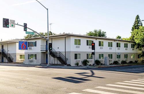 Modesto Hotel | Motel 6-Modesto, CA - Downtown