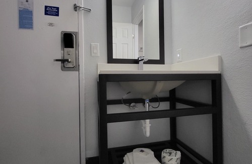 Millard Hotel | Motel 6 Omaha, NE