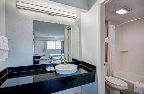 Clintonville Hotel | Motel 6 - OSU N