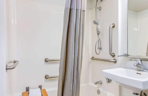 Interchange Square Hotel | Motel 6 Phoenix, AZ - West