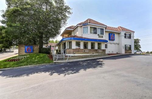 Pinole Hotel | Motel 6-Pinole, CA