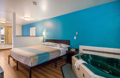 Montavilla Hotel | Motel 6 Portland, OR Mall 205