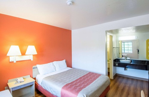 Redding Hotel | Motel 6 Redding, CA - North