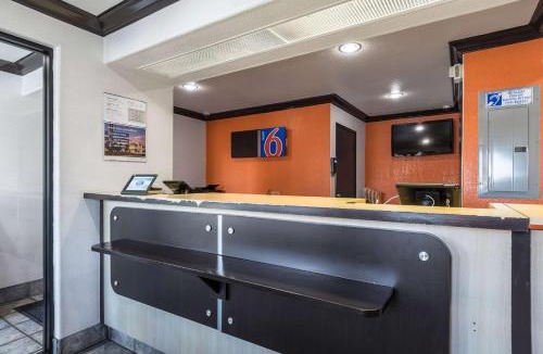 Riverside Hotel | Motel 6 Riverside, CA - UCR East
