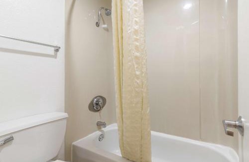 Riverside Hotel | Motel 6 Riverside, CA - UCR East