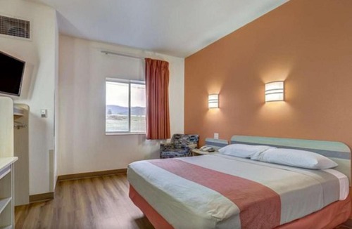 Roseburg Hotel | Motel 6-Roseburg, OR