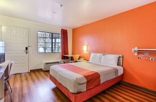 Salinas Hotel | Motel 6 Salinas, CA - North Monterey Area