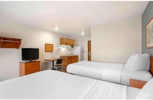 Sharonville Hotel | Motel 6 Suites Cincinnati Sharonville, OH