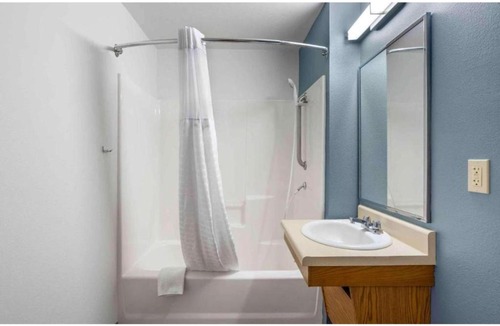 Sharonville Hotel | Motel 6 Suites Cincinnati Sharonville, OH