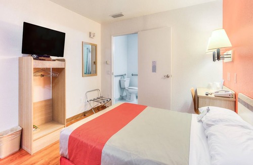 Lake Oswego Hotel | Motel 6 Tigard, OR - Portland South - Lake Oswego