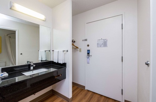 Waterloo Hotel | Motel 6 Waterloo, IA