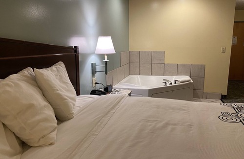 Dublin Hotel | Motel with hot tub and surrounded with greenery and hills.