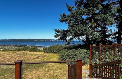 Campbell River Apartment | Motel with two private cottages each with Hot Tub and Gas Fireplace on the ocean