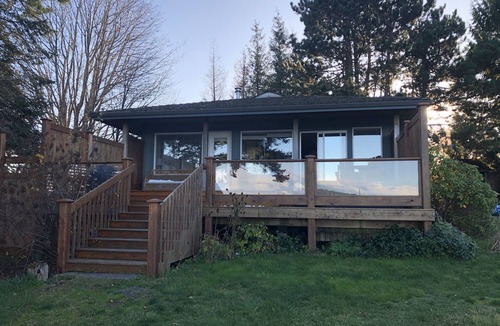 Campbell River Apartment | Motel with two private cottages each with Hot Tub and Gas Fireplace on the ocean
