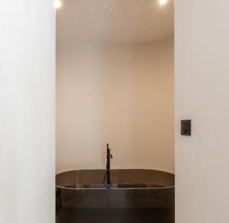 1st Arrondissement Hotel | Mouchki
