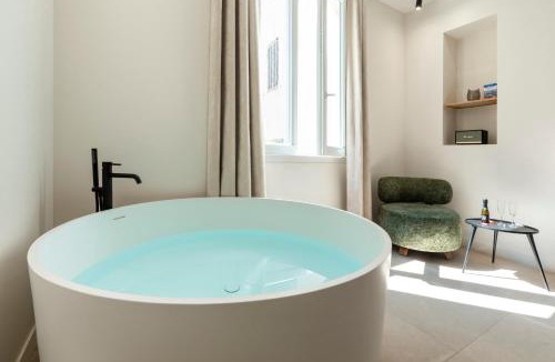 1st Arrondissement Hotel | Mouchki