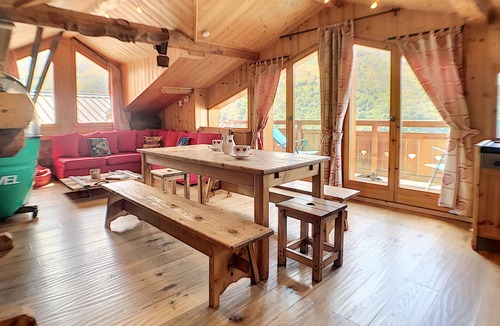 Les Belleville Ski Chalet | Mountain chalet for 8 with balcony and WIFI