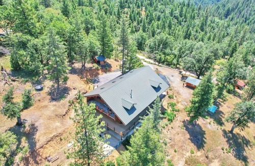 Cedar Ridge Villa | Mount Chalet sleeps 24 in marvelous Grass Valley with WiFi, and Generator